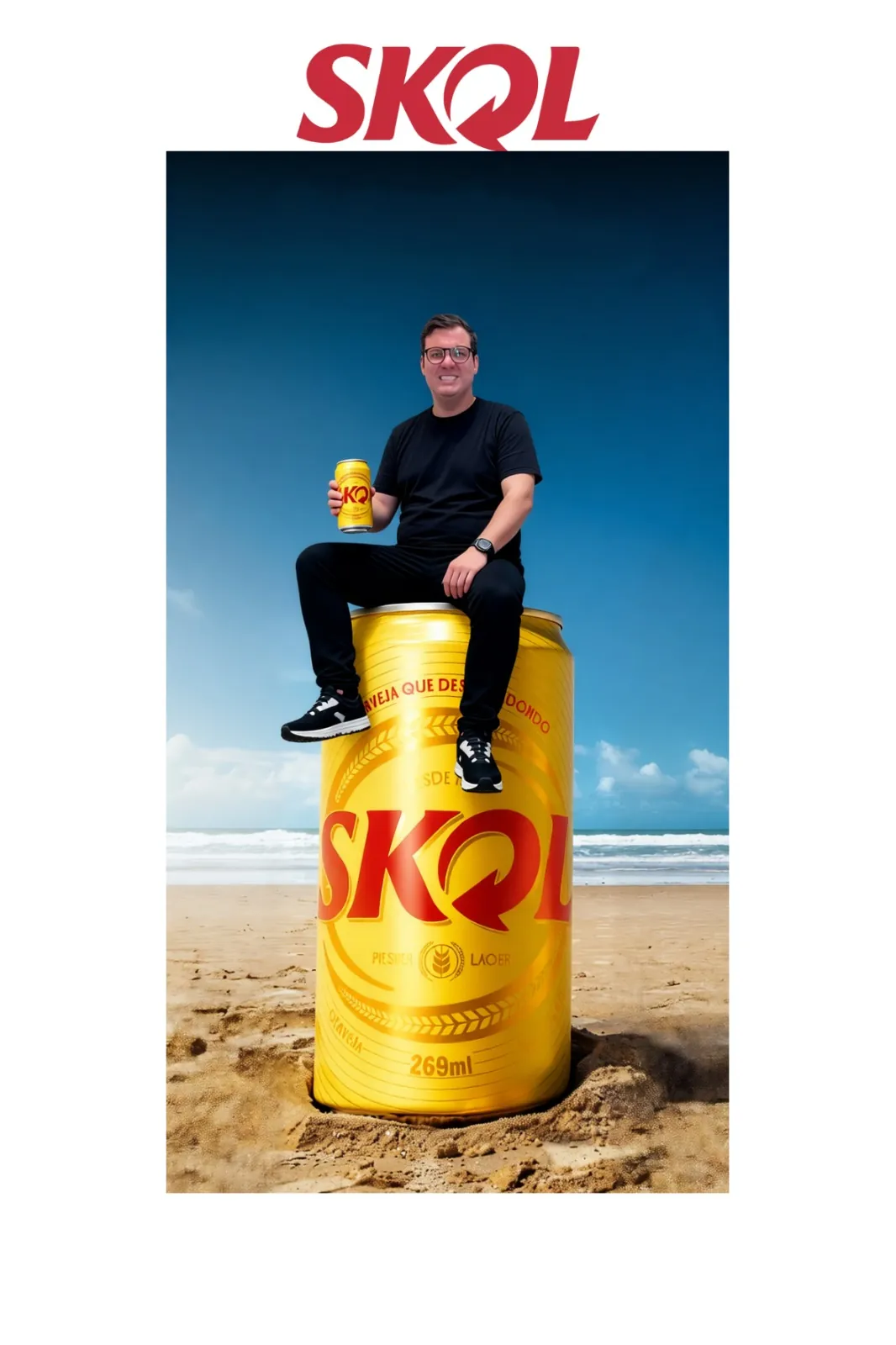 Convidado fotografado junto a uma embalagem gigante do produto