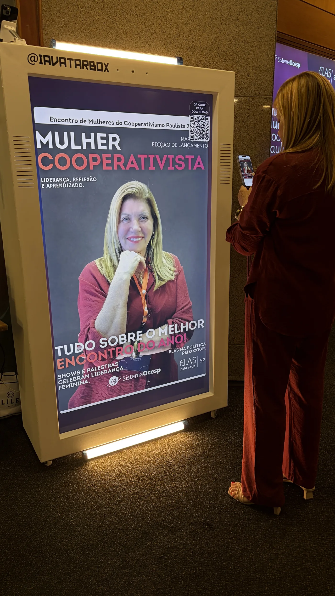 Convidada transformada em capa de revista na tela do StageBox